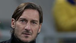 Totti, anche in vacanza c’è voglia di sport: gioca con dei ragazzi a beach volley
