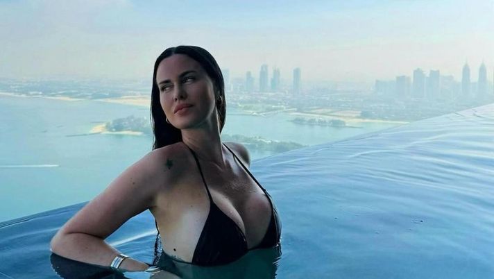 Natale a Dubai, lady Zarate si prende la scena in piscina: travolta dai like sui social - immagine 1