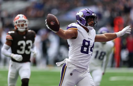 LONDON, ENGLAND - OCTOBER 05: Josh Oliver of Minnesota Vikings celebrates scoring his teams first touchdown during the first quarter in the NFL 2025 game between Minnesota Vikings and Cleveland Browns at Tottenham Hotspur Stadium on October 05, 2025 in London, England.'' (Photo by Michael Steele/Getty Images) Streaming Seahawks-Vikings | Diretta TV, orario e dove guardare la NFL gratis- immagine 2