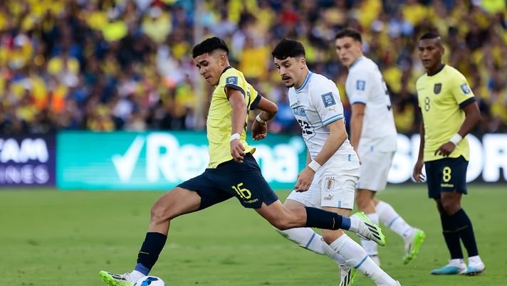 QUITO, ECUADOR - SEPTEMBER 12: Kendry Paez of Ecuador kicks the ball against Joaquin Piquerez of Uruguay during a FIFA World Cup 2026 Qualifier match between Ecuador and Uruguay at Estadio Rodrigo Paz Delgado on September 12, 2023 in Quito, Ecuador. (Photo by Franklin Jacome/Getty Images) kendry paez debutto record con ecuador