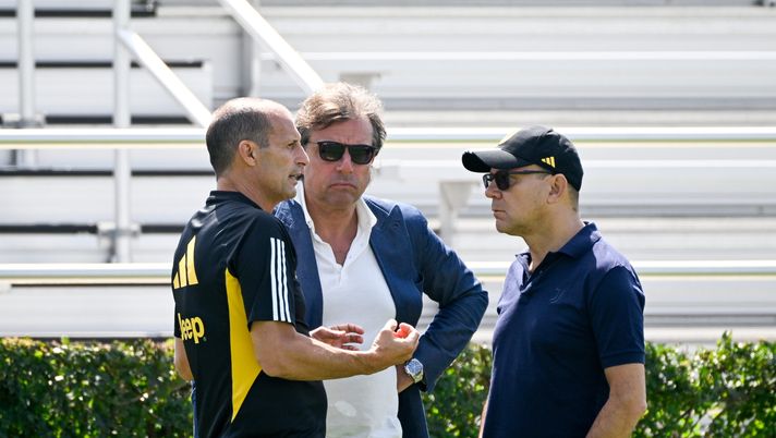 LOS ANGELES, CALIFORNIA - JULY 28: (L-R) Manager Massimiliano Allegri of Juventus speaks to sporting director Cristiano Giuntoli of Juventus, and Chief Executive Officer Maurizio Scanavino of Juventus during a training session on July 28, 2023 in Los Angeles, California. (Photo by Daniele Badolato - Juventus FC/Juventus FC via Getty Images) TACKLE DURO – Il derby dei media su Lukaku alla Juve - immagine 1
