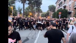 Milan, la Curva Sud parte per il corteo in omaggio a Berlusconi | VIDEO