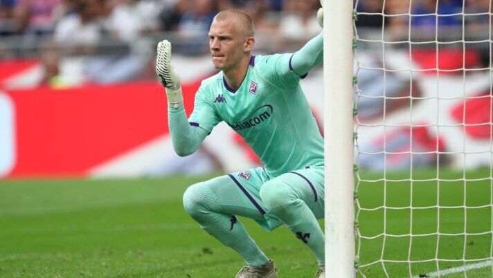 MILAN, ITALY - SEPTEMBER 03: Oliver Christensen of ACF Fiorentina directs his defense during the Serie A TIM match between FC Internazionale and ACF Fiorentina at Stadio Giuseppe Meazza on September 03, 2023 in Milan, Italy. (Photo by Marco Luzzani/Getty Images) Dall’Empoli alla Fiorentina: tutte le gerarchie per i portieri, tra primo, secondo e terzo - immagine 1