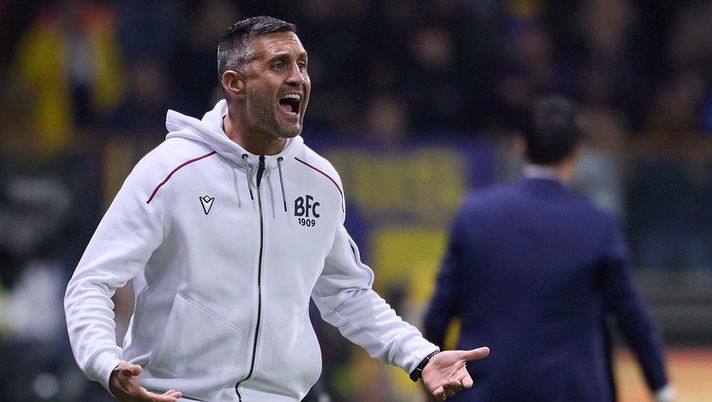 PARMA, ITALY - NOVEMBER 02: Daniel Niccolini, assistant head coach of Bologna FC reacts during the Serie A match between Parma Calcio 1913 and Bologna FC 1909 at Stadio Ennio Tardini on November 02, 2025 in Parma, Italy. (Photo by Emmanuele Ciancaglini/Getty Images) Niccolini: “Cercheremo di ottenere la vittoria. Italiano? Forse torna domani”- immagine 1