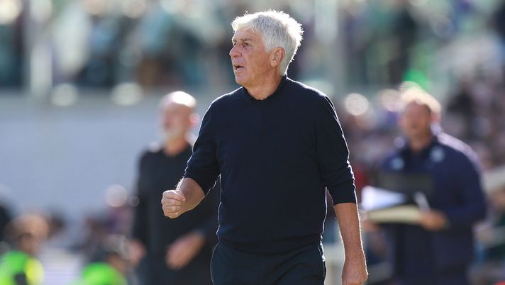 FLORENCE, ITALY - OCTOBER 5: Gian Piero Gasperini manager of AS Roma looks on during the Serie A match between ACF Fiorentina and AS Roma at Artemio Franchi on October 5, 2025 in Florence, Italy. (Photo by Gabriele Maltinti/Getty Images) Gasperini: “Qualcuno non ci dà credito, ma il primo posto è un premio per noi” - immagine 1