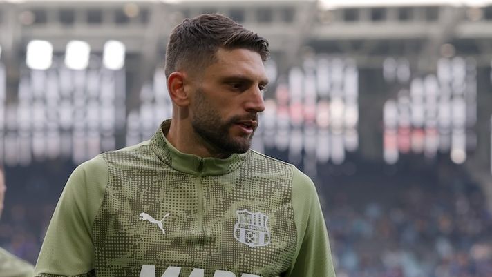 BERGAMO, ITALY - NOVEMBER 09: Domenico Berardi of Sassuolo warms up prior to the Serie A match between Atalanta BC and US Sassuolo Calcio at Gewiss Stadium on November 09, 2025 in Bergamo, Italy. (Photo by Francesco Scaccianoce/Getty Images) Tabella indisponibili Serie A: da De Bruyne a Berardi e Vlahovic, tutti gli infortunati e i tempi - immagine 1