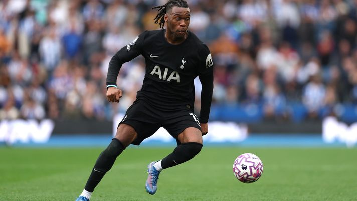 BRIGHTON, ENGLAND - SEPTEMBER 20: Destiny Udogie of Tottenham Hotspur during the Premier League match between Brighton & Hove Albion and Tottenham Hotspur at Amex Stadium on September 20, 2025 in Brighton, England. (Photo by Alex Pantling/Getty Images) Shock per Udogie: un procuratore lo avrebbe minacciato con una pistola - immagine 1