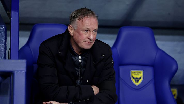 OXFORD, ENGLAND - MARCH 11: Michael O'Neill, Manager of Blackburn Rovers, looks on after the Sky Bet Championship match between Oxford United and Blackburn Rovers at Kassam Stadium on March 11, 2026 in Oxford, England. (Photo by Alex Pantling/Getty Images) Irlanda del Nord, il ct O’Neill punge l’Italia: “Non avete più i Totti o i Del Piero” - immagine 1