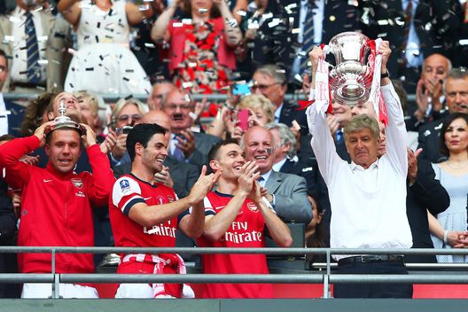 LONDRA, INGHILTERRA - MAGGIO 17: Wenger, allenatore dell'Arsenal nel 2014, alza al cielo la FA Cup del 2014. (Foto di Clive Mason/Getty Images) FA Cup, emozioni senza tempo: ecco le finali che hanno fatto la storia- immagine 6