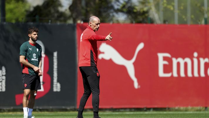 CAIRATE, ITALY - APRIL 09: Massimiliano Allegri Head coach of AC Milan gestures during an AC Milan Training Session at Milanello on April 09, 2026 in Cairate, Italy. (Photo by Giuseppe Cottini/AC Milan via Getty Images) Milan-Udinese, il punto sugli infortunati: Gabbia torna, Zemura out e Buksa in forse - immagine 1