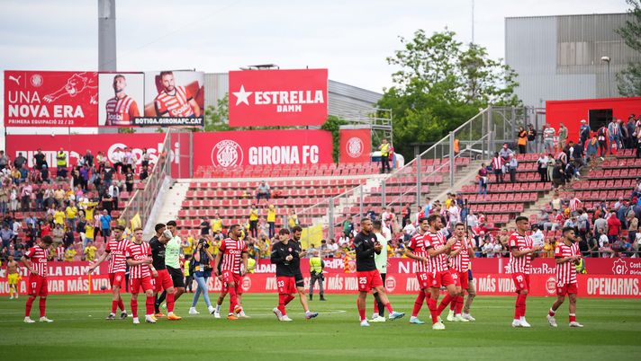 GIRONA, SPAIN - MAY 20: Players of Girona FC applaud the fans after the final whistle of the LaLiga Santander match between Girona FC and Villarreal CF at Montilivi Stadium on May 20, 2023 in Girona, Spain. (Photo by Alex Caparros/Getty Images) L’ex David Lopez, l’affiliazione al City e l’allenatore “umile”: la favola del Girona - immagine 1