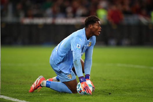 ROMA, ITALIA - 29 OTTOBRE: Zion Suzuki del Parma Calcio 1913 controlla la palla in un match di serie A. (Photo by Paolo Bruno/Getty Images) Parma, si ferma Suzuki: il bollettino dell’infortunio dell’estremo difensore- immagine 2