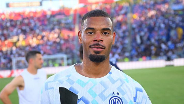 BOLOGNA, ITALY - MAY 23: Andy Diouf of FC Internazionale receives the prize for the player of the match during the Serie A match between Bologna FC 1909 and FC Internazionale at Renato Dall'Ara Stadium on May 23, 2026 in Bologna, Italy. (Photo by Mattia Pistoia - Inter/Inter via Getty Images) Gazzetta esalta Diouf: “Decide di decidere, il 3-3 è scorticante”. Ecco il voto in pagella - immagine 1
