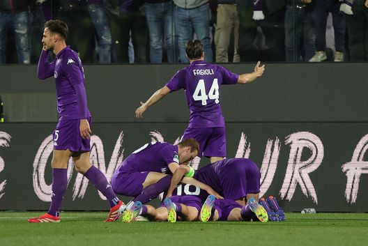 FLORENCE, ITALY - MAY 8: Robin Gosens of ACF Fiorentina celebrates after scoring a goal during the UEFA Conference League 2024/25 Semi Final First Leg match between ACF Fiorentina and Real Betis Balompie at Artemio Franchi on May 8, 2025 in Florence, Italy. (Photo by Gabriele Maltinti/Getty Images) Dodo: “Adesso testa al campionato. Possiamo arrivare in Europa da lì”- immagine 2