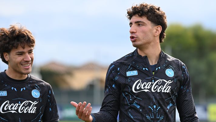 NAPLES, ITALY - NOVEMBER 27: SSC Napoli players Luca Marianucci and Antonio Vergara attend the afternoon training Session at SSC Napoli Training Center in Castel Volturno (Caserta) on November 27, 2025 in Naples, Italy. (Photo by SSC NAPOLI/SSC NAPOLI via Getty Images) Marianucci, a gennaio può salutare il Napoli? Due club italiani interessati – TS - immagine 1