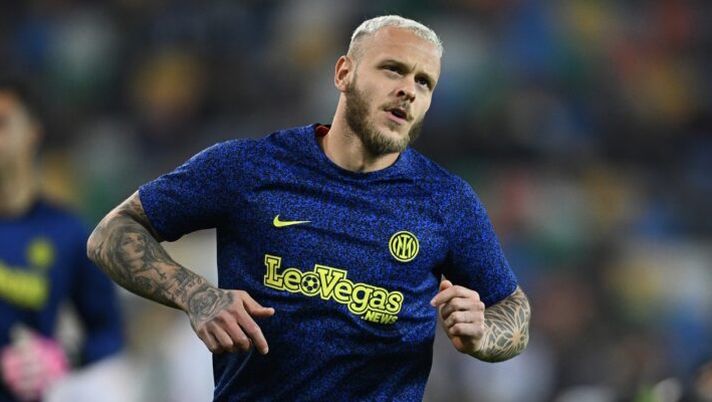 UDINE, ITALY - APRIL 08: Federico Dimarco of FC Internazionale warms up ahead before the Serie A TIM match between Udinese Calcio and FC Internazionale - Serie A TIM at Dacia Arena on April 08, 2024 in Udine, Italy. (Photo by Mattia Ozbot - Inter/Inter via Getty Images) (Photo by Mattia Ozbot - Inter/Inter via Getty Images) Inter, Dimarco e Sommer in gruppo: le ultime verso il Sassuolo e cosa filtra su Acerbi - immagine 1