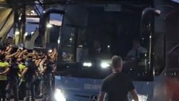 Il pullman del Napoli arriva al Maradona: che accoglienza dei tifosi!