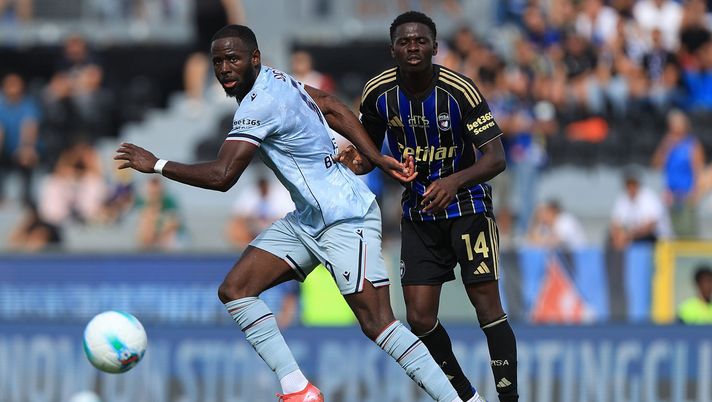 PISA, ITALY - SEPTEMBER 14: Keinan Davis of Udinese Calcio in action against Ebenezer Akinsanmiro of Pisa Sporting Club during the Serie A match between Pisa SC and Udinese Calcio at Arena Garibaldi on September 14, 2025 in Pisa, Italy. (Photo by Gabriele Maltinti/Getty Images) Notizie Udinese – Runjaic si fida di Davis: possibile titolarità? - immagine 1