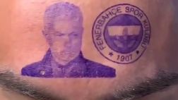 Clamoroso in Turchia: tifoso del Fenerbahce si tatua il volto di Mourinho in fronte