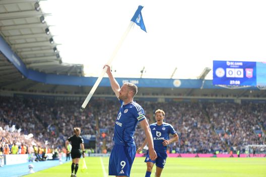 L'esultanza di Vardy al gol dell'1-0 in Leicester-Ipswich. (Foto di George Wood/Getty Images) 200 volte Jamie Vardy: il bomber saluta il Leicester entrando nella storia- immagine 2