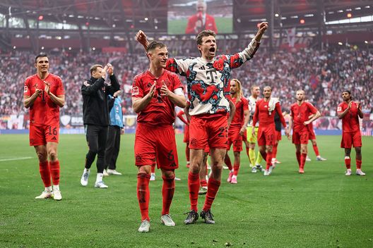 Lipsia, Germania - 3 maggio 2025: Joshua Kimmich e Thomas Mueller ringraziano i propri tifosi dopo la partita di campionato contro il Lipsia. (Foto di Maja Hitij/Getty Images) Bayern Monaco, Muller nella storia: il tedesco come Giggs- immagine 2