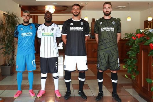 Cesena, svelate le nuove maglie: omaggio alla Curva Mare e alla Romagna- immagine 3