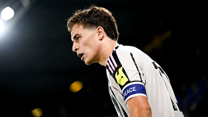 VERONA, ITALY - SEPTEMBER 20: Kenan Yildiz of Juventus looks on during the Serie A match between Hellas Verona FC and Juventus FC at Stadio Marcantonio Bentegodi on September 20, 2025 in Verona, Italy. (Photo by Daniele Badolato - Juventus FC/Juventus FC via Getty Images) Juventus, Yildiz: “Non voglio parlare del mio contratto. Spalletti? Io come un figlio per lui” - immagine 1