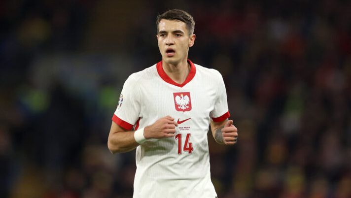 CARDIFF, WALES - MARCH 26: Jakub Kiwior of Poland in action during the UEFA EURO 2024 Play-Offs semifinal match between Wales and Poland/Estonia at Cardiff City Stadium on March 26, 2024 in Cardiff, Wales. (Photo by Richard Heathcote/Getty Images) (Photo by Richard Heathcote/Getty Images) INFO SOS – Il Bologna chiede Kiwior nell’affare Calafiori: la risposta del difensore - immagine 1