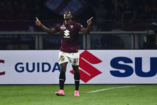 TURIN, ITALY - SEPTEMBER 24: Duvan Zapata of Torino FC celebrates a goal during the Serie A TIM match between Torino FC and AS Roma at Stadio Olimpico di Torino on September 24, 2023 in Turin, Italy. (Photo by Stefano Guidi/Getty Images)