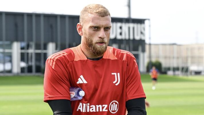 TURIN, ITALY - JULY 10: Michele Di Gregorio of Juventus during a training session at JTC on July 10, 2024 in Turin, Italy. (Photo by Daniele Badolato - Juventus FC/Juventus FC via Getty Images) Juve, la probabile formazione in Champions: dal portiere al falso nove scelto - immagine 1