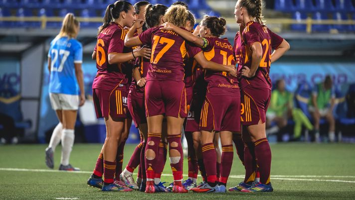 CASTELLAMMARE DI STABIA, ITALY - SEPTEMBER 23: AS Roma player celebrate during the Serie A Women's Cup Semi-final between AS Roma and SS Lazio on September 23, 2025 in Castellammare di Stabia, Italy. (Photo by Luciano Rossi/AS Roma via Getty Images) Women’s Cup, il derby è ancora giallorosso: la Roma batte la Lazio ed è in finale - immagine 1