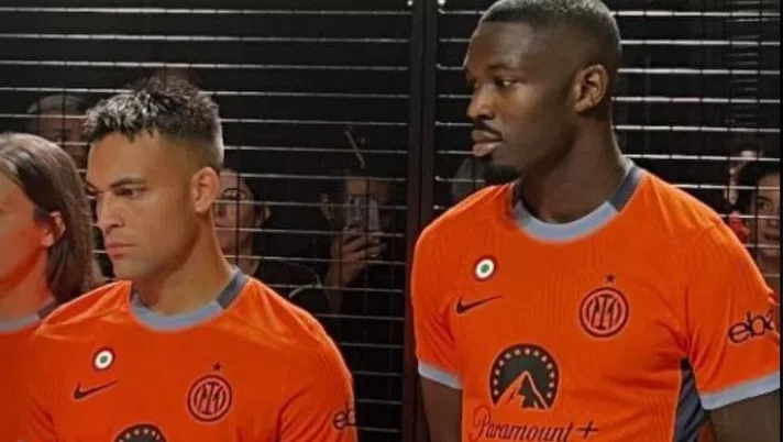 Inter, evento a Milano con Lautaro e Thuram: svelata la nuova terza maglia – FOTO - immagine 1