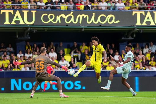 VILLARREAL, SPAGNA - 18 OTTOBRE: Tajon Buchanan del Villarreal CF spreca un'occasione mentre il portiere Pau Lopez del Real Betis esce dalla sua linea per bloccare il tiro durante la partita di LaLiga EA Sports tra Villarreal CF e Real Betis Balompie all'Estadio de la Ceramica il 18 ottobre 2025 a Villarreal, Spagna. (Foto di Aitor Alcalde/Getty Images) Liga: Real-Barça in vetta, inseguono Villareal e Colchoneros. Grande traffico in zona retrocessione- immagine 3