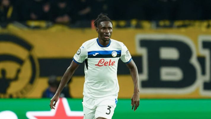 BERN, SWITZERLAND - NOVEMBER 26: Odilon Kossounou of Atalanta controls the ball during the UEFA Champions League 2024/25 League Phase MD5 match between BSC Young Boys and Atalanta BC at Stadion Wankdorf on November 26, 2024 in Bern, Switzerland. (Photo by Daniela Porcelli/Getty Images) UFFICIALE – Atalanta, accordo per il riscatto di Kossounou: ecco le cifre - immagine 1