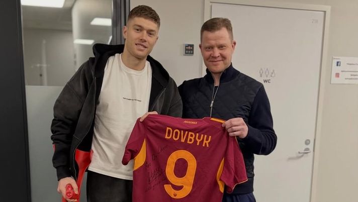 Dovbyk in stampelle, ecco la prima foto dopo l’operazione: “Torno più forte di prima” - immagine 1