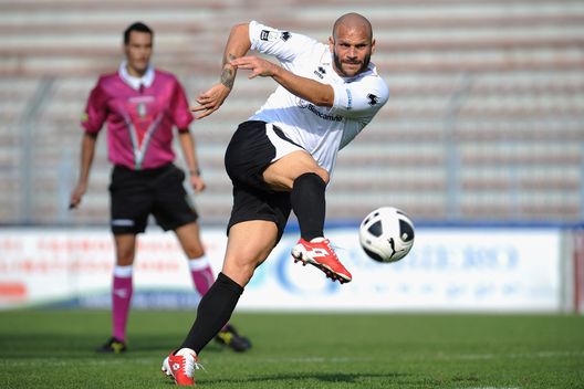 Tiribocchi con la maglia della Pro Vercelli. (Foto di Valerio Pennicino/Getty Images) CUR in Campo, tutti a bordo del “Tir”: la carriera di Tiribocchi tra gol ed esultanze- immagine 2