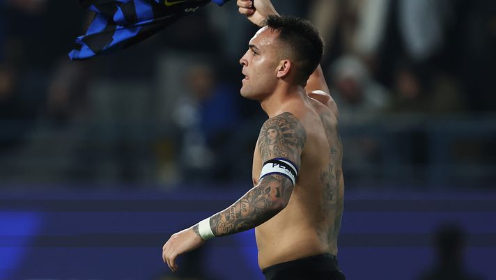RIYADH, SAUDI ARABIA - JANUARY 22: Lautaro Martinez of FC Internazionale celebrates scoring his team's first goal during the Italian EA Sports FC Supercup Final match between SSC Napoli and FC Internazionale at Al-Awwal Stadium on January 22, 2024 in Riyadh, Saudi Arabia. (Photo by Yasser Bakhsh/Getty Images) Inter, Lautaro: “Napoli avversario di valore, dura vincere con un giorno di riposo in meno…” - immagine 1