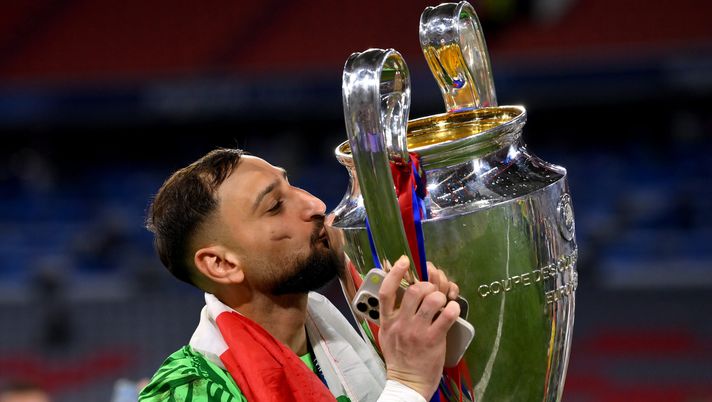 MUNICH, GERMANY - MAY 31: Gianluigi Donnarumma of Paris Saint-Germain kisses the UEFA Champions League trophy after his team's victory, to secure Paris Saint-Germain's first ever UEFA Champions League title in the club's history and a record UEFA Champions League Final winning scoreline of 5-0, following the UEFA Champions League Final 2025 between Paris Saint-Germain and FC Internazionale Milano at Munich Football Arena on May 31, 2025 in Munich, Germany. (Photo by Justin Setterfield/Getty Images) Pallone d’oro e Premio Yashin per il miglior portiere: c’è un po’ d’Italia - immagine 1
