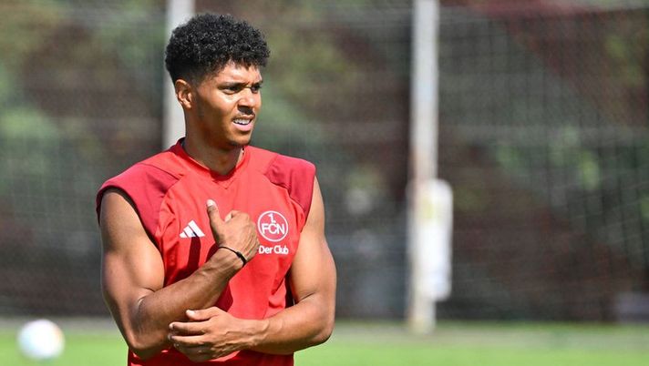 Norimberga, un giocatore posta foto in maglia Bayern e viene aggredito