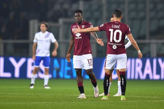 TURIN, ITALY - OCTOBER 30: Wilfried Singo of Torino FC celebrates a goal with team mate Sasa Lukic during the Serie A match between c at Stadio Olimpico di Torino on October 30, 2021 in Turin, Italy. (Photo by Valerio Pennicino/Getty Images) Toro, contro il Doria una partita perfetta e Belotti da 100- immagine 2