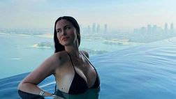 Natale a Dubai, lady Zarate si prende la scena in piscina: travolta dai like sui social