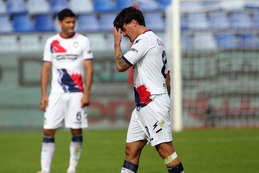CAGLIARI, ITALY - OCTOBER 25: Expulsion of Luca Cigarini of Crotone during the Serie A match between Cagliari Calcio and FC Crotone at Sardegna Arena on October 25, 2020 in Cagliari, Italy. (Photo by Enrico Locci/Getty Images) Torino, ecco il Crotone: in trasferta ha sempre perso e subito 4 reti a partita- immagine 2