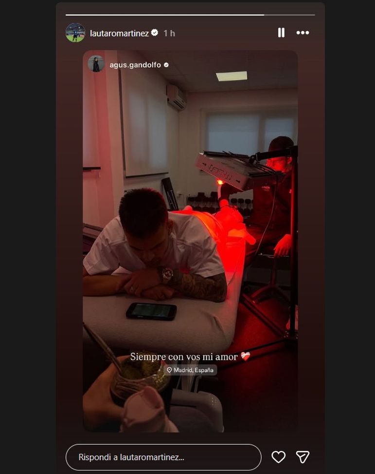 Agus mostra il marito Lautaro Martinez sul lettino davanti a Lecce-Inter- immagine 3
