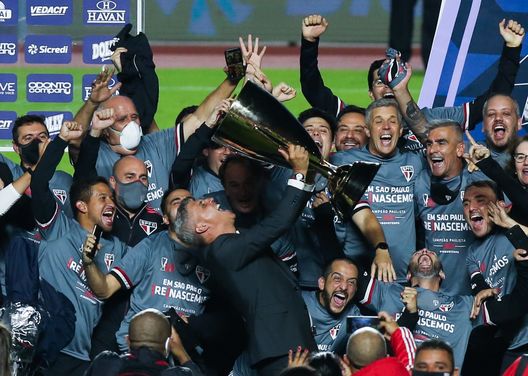 San Paolo, Brasile - 23 maggio 2021: Hernan Crespo alza il trofeo del Campionato Paulista vinto col San Paolo. (Foto di Alexandre Schneider/Getty Images) Hernán Crespo al San Paolo, il ritorno è ufficiale: il comunicato del club- immagine 2