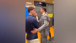 VIDEO / Vlahovic omaggia Ibra: l’abbraccio nello spogliatoio prima di Svezia-Serbia
