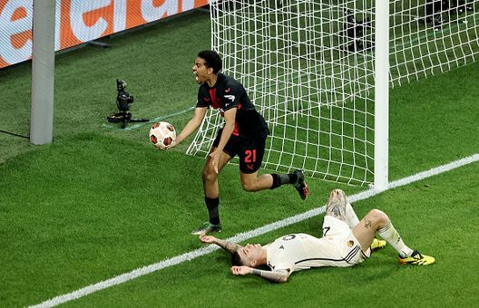 Amine Adli del Bayer Leverkusen festeggia l'autogol di Mancini che spiana ai tedeschi le porte della finale. (Photo by Christof Koepsel/Getty Images) La Roma e l’Europa League: l’andamento dei giallorossi nella seconda competizione europea- immagine 7
