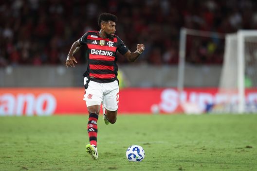 Emerson Royal del Flamengo controlla il pallone durante la partita tra Flamengo e Grêmio, valida per il Brasileirao 2025, allo Stadio Maracanã il 31 agosto 2025 a Rio de Janeiro, Brasile. (Foto di Lucas Figueiredo/Getty Images) Copa Libertadores, Flamengo-Estudiantes: diretta tv e streaming LIVE del match- immagine 2