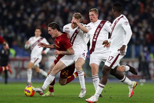 ROME, ITALY - NOVEMBER 28: Nicolo Zaniolo of AS Roma is challenged by Tommaso Pobega of Torino FC during the Serie A match between AS Roma and Torino FC at Stadio Olimpico on November 28, 2021 in Rome, Italy. (Photo by Paolo Bruno/Getty Images) roma-torino