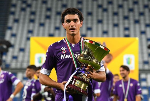REGGIO NELL'EMILIA, ITALY - AUGUST 26: Eduard Dutu of ACF Fiorentina celebrates with the trophy during the Primavera TIM Cup Final match between Hellas Verona and ACF Fiorentina at Mapei Stadium - Citta' del Tricolore on August 26, 2020 in Reggio nell'Emilia, Italy. (Photo by Alessandro Sabattini/Getty Images) Finisce l’odissea dei prestiti per Dutu? Trattativa per la cessione definitiva- immagine 2