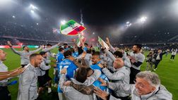 Scudetto Napoli, irruzione in sala stampa: Conte travolto dalla squadra